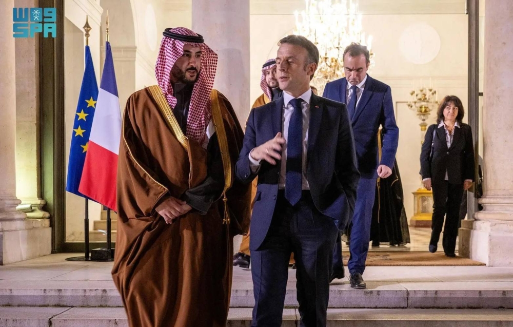 بتوجيه من ولي العهد.. وزير الدفاع يلتقي الرئيس الفرنسي 1 0 2000