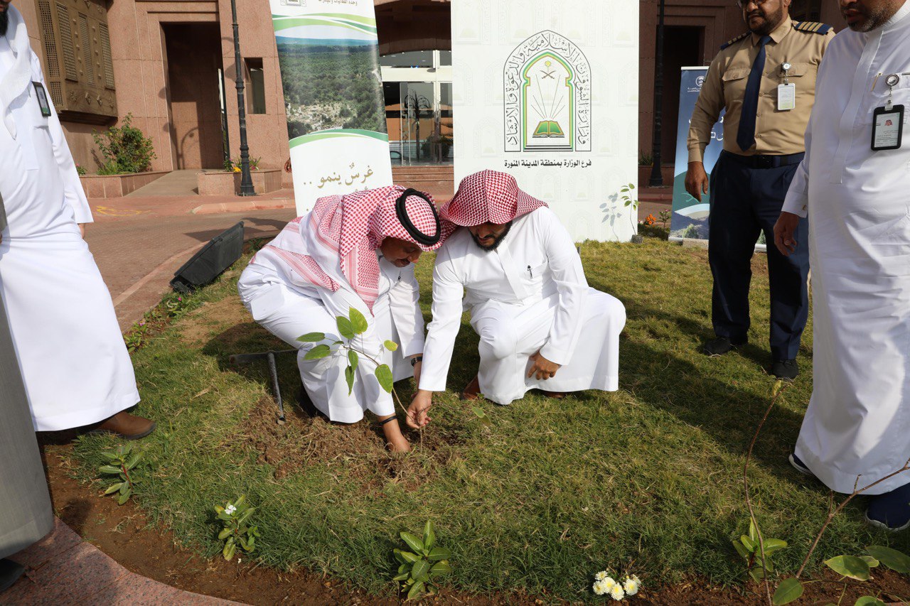 مدير فرع الشؤون الإسلامية بالمدينة المنورة يستقبل مدير مركز الغطاء النباتي ضمن مبادرة موسم التشجير الوطني 2025م 1 0 2943