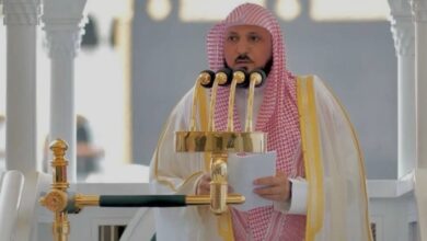 “المعيقلي” في خطبة الجمعة بالمسجد الحرام: الحياة قصيرة مهما طالت، والموفق من عاش فيها على طاعة ربه 3 1 221