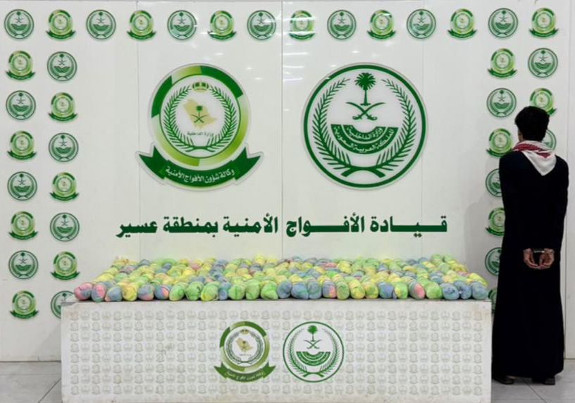 دوريات الأفواج الأمنية بعسير تقبض على شخص لترويجه (31) كيلو جرامًا من نبات القات المخدر 1 1 296