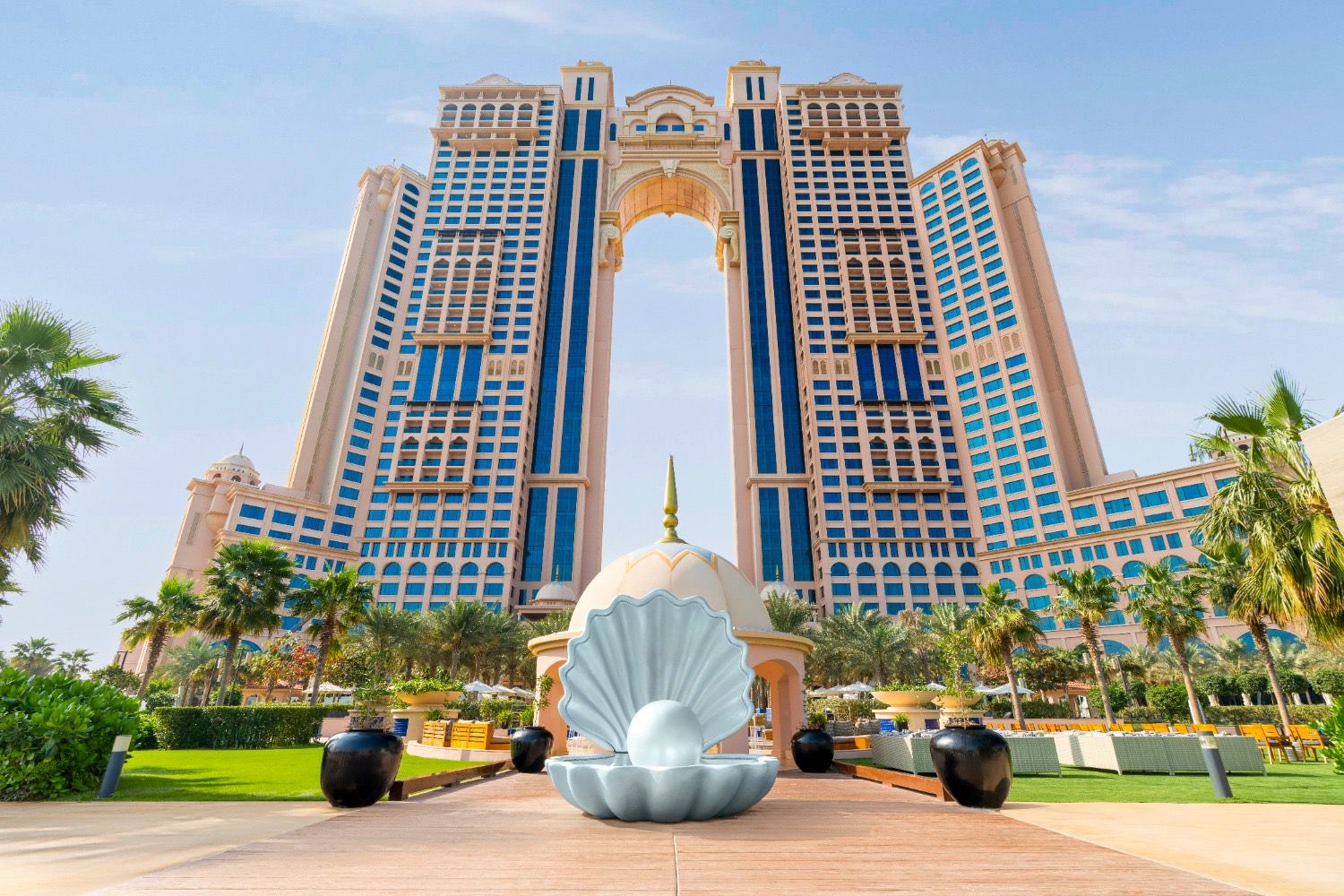 فندق ريكسوس مارينا أبوظبي يعرض منحوتةً فنية للفنان العالمي لورينزو كوين 1 1 314