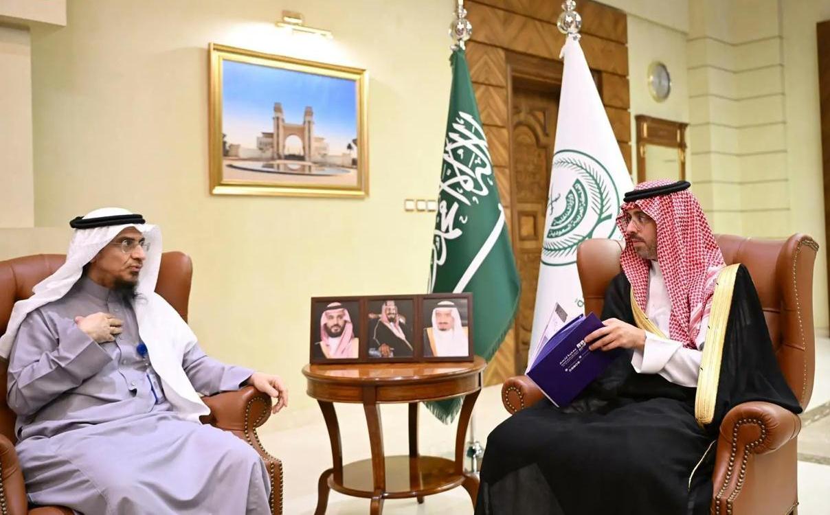 محافظ جدة يستقبل وفد "ابتسم" ويطّلع على مبادراتها ومشاريعها الوقفية 1 1 4005