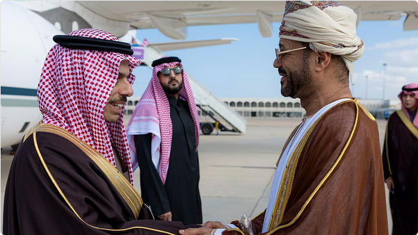 وزير الخارجية يصل إلى مسقط 1 11 2 3