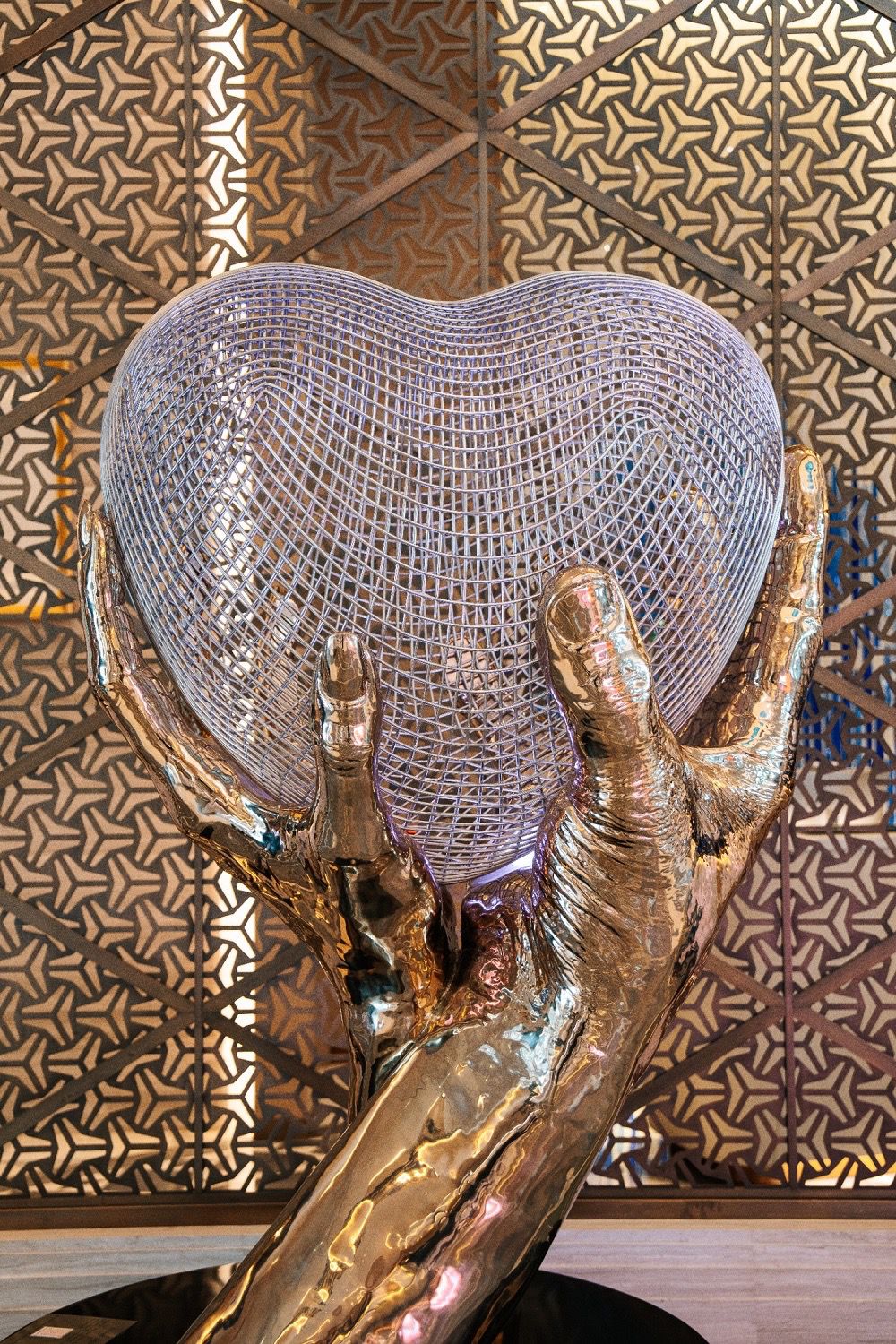 فندق ريكسوس مارينا أبوظبي يعرض منحوتةً فنية للفنان العالمي لورينزو كوين 2 2 22