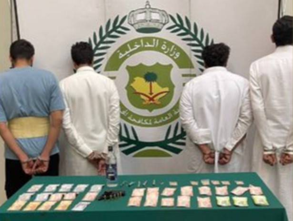 القبض على 4 أشخاص لترويجهم الحشيش و "الإمفيتامين" بعسير 1 3 1911