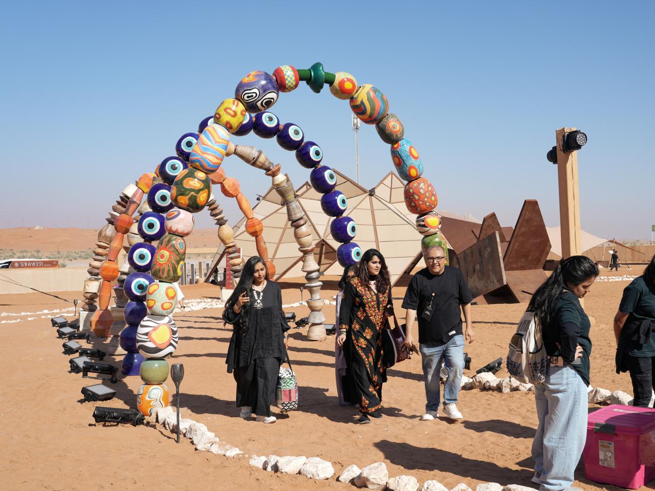 بدور القاسمي تطلق النسخة الثانية من مهرجان تنوير في صحراء مليحة بأمسية فنية ملهمة وتجربة إنسانية استثنائية 4 3 3165