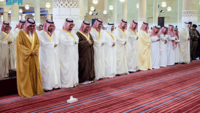 أمير الرياض يؤدي صلاة الميت على الأميرة نوف بنت سعود 2 33 117