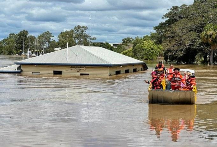 وفاة شخصين ونزوح مئات الأشخاص جراء فيضانات مدمرة في ولاية كوينزلاند الأسترالية 1 4 2187