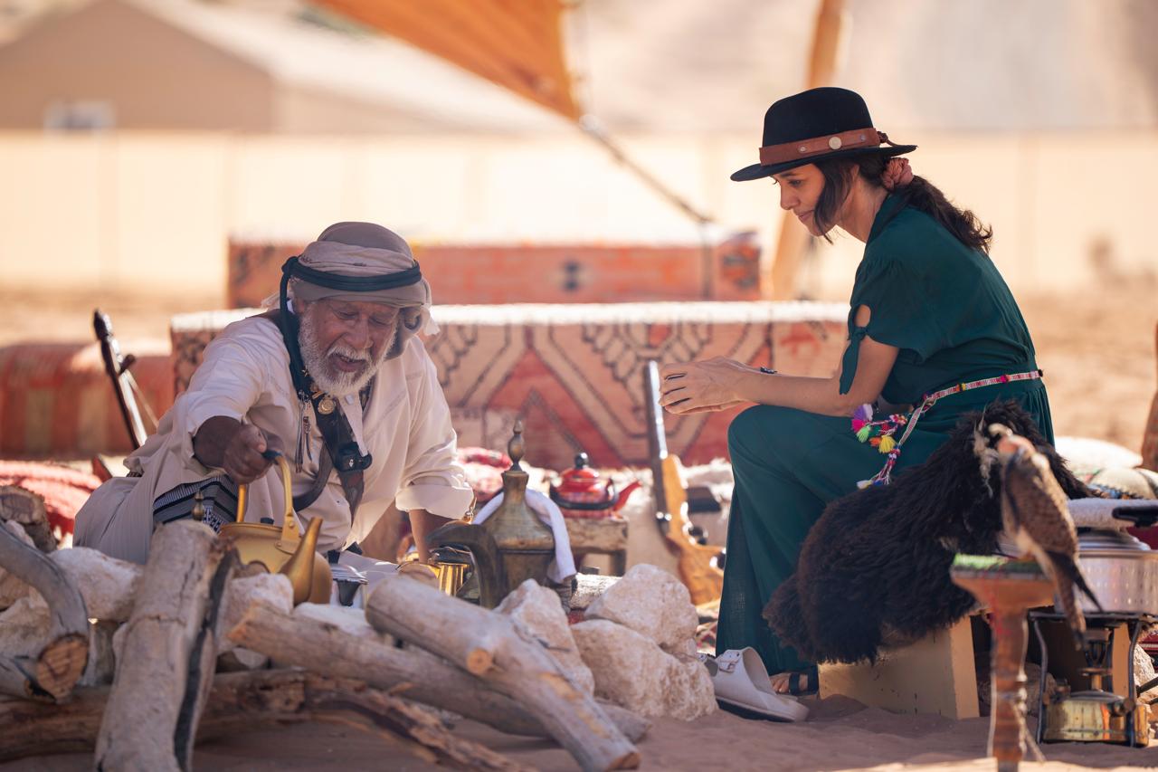 بدور القاسمي تطلق النسخة الثانية من مهرجان تنوير في صحراء مليحة بأمسية فنية ملهمة وتجربة إنسانية استثنائية 2 4 2249