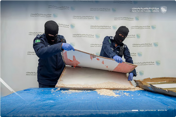 يقظة "زاتكا": إحباط تهريب 187 ألف حبة كبتاجون داخل طاولات طعام 1 6 2 7