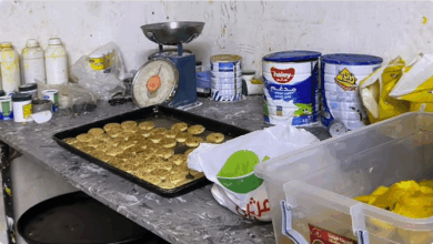 أمانة تبوك تضبط عاملاً من إحدى الجنسيات الآسيوية يقوم بتحضير الأطعمة داخل منزل شعبي 5 77 122