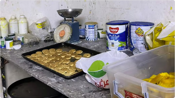 أمانة تبوك تضبط عاملاً من إحدى الجنسيات الآسيوية يقوم بتحضير الأطعمة داخل منزل شعبي 1 77 122