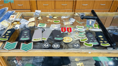 اللجنة الأمنية بالرياض تغلق محلًا مخالفًا وتصادر رتبًا وشعارات عسكرية 3 777 106