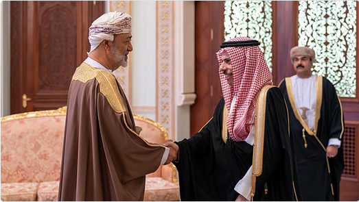 نقل تحيات الملك وولي العهد ... سلطان عُمان يستقبل وزير الخارجية 1 888 129