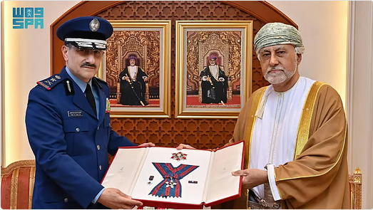 سُلطان عُمان يمنح قائد القوات الجوية الملكية السعودية وسام عُمان العسكري 1 99 232