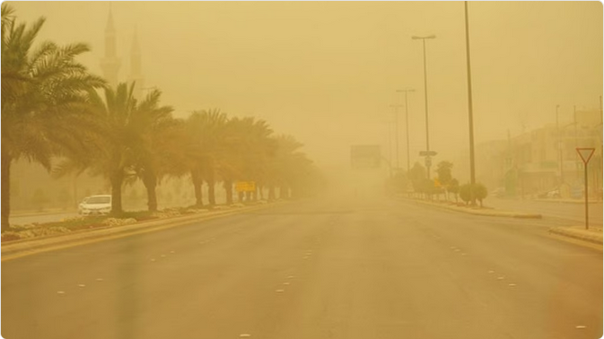 الأرصاد: رياح نشطة مثيرة للأتربة والغبار تحد من مدى الرؤية الأفقية على هذه المناطق 1 99 3 3