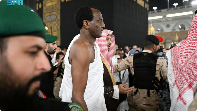 رئيس وزراء جمهورية النيجر يؤدي مناسك العمرة 1 999 179