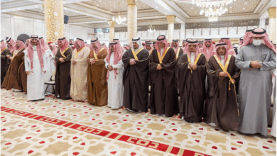 نائب أمير الرياض يتقدم المصلين على جثمان "نايف بن لبده" 6 999 182