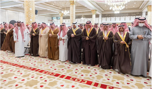 نائب أمير الرياض يتقدم المصلين على جثمان "نايف بن لبده" 1 999 182