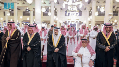 أمير الرياض يؤدي صلاة الميت على الأمير عبدالله بن فهد بن عبدالله بن مساعد 11 999 188
