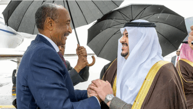 رئيس مجلس السيادة الانتقالي بجمهورية السودان يصل إلى الرياض وفي مقدمة مستقبليه نائب أمير المنطقة 7 999 193