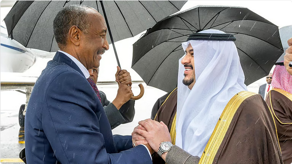 رئيس مجلس السيادة الانتقالي بجمهورية السودان يصل إلى الرياض وفي مقدمة مستقبليه نائب أمير المنطقة 1 999 193