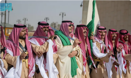 Screenshot 2024 04 10 at 15 01 54 الأمير فيصل بن خالد سلطان يشارك بالعرضة السعودية احتفاءً بعيد الفطر صحيفة المناطق السعودية