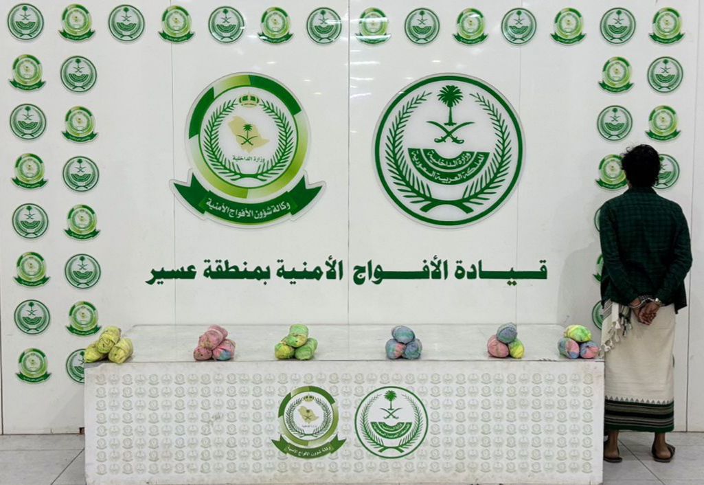 دوريات الأفواج الأمنية بمنطقة عسير تقبض على شخص لترويجه 4 كلجم من القات المخدر 1 WhatsApp Image 2025 12 01 at 3.26.13 PM