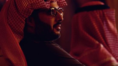 تركي ال الشيخ ينظر الى المشاركين