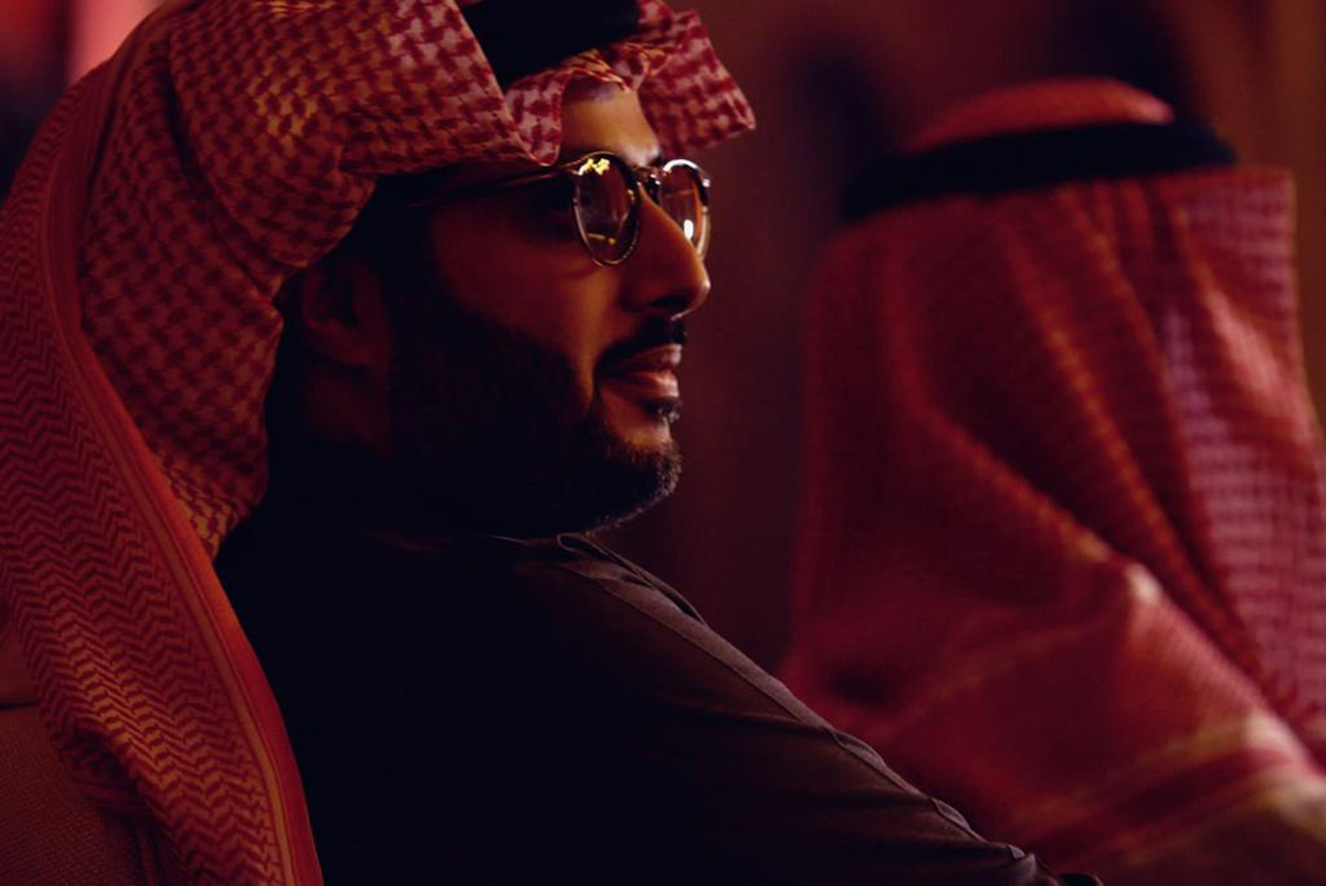 تركي ال الشيخ ينظر الى المشاركين